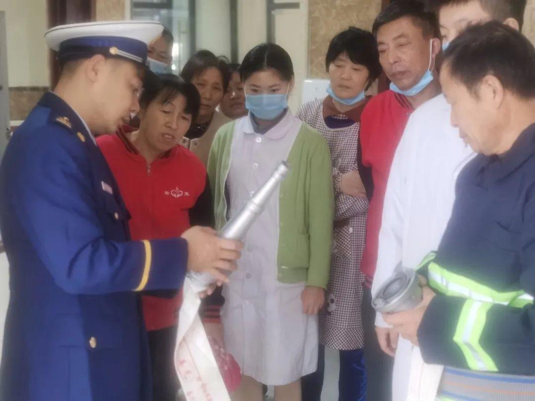关爱老人不止在重阳节这一天,关爱老人，不止在重阳节的温暖关怀，关爱老人，温暖关怀不局限于重阳节