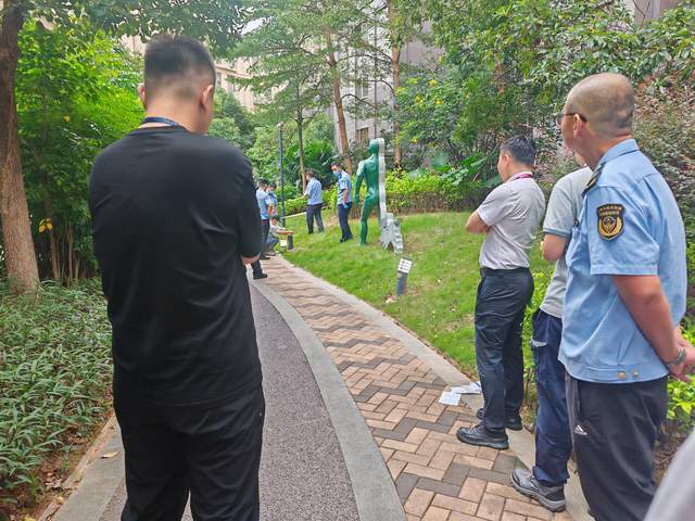 男孩因小区地灯漏电身亡 父亲发声,男孩因小区地灯漏电身亡，父亲的悲痛发声与社会的警醒，男孩小区地灯漏电身亡事件，父亲的悲痛与社会警醒的呼唤