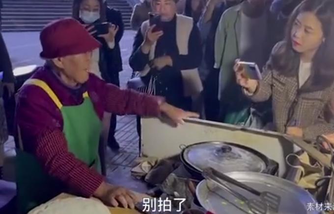 夫妻马路上摆摊执法人员劝离,夫妻马路上摆摊，执法人员的劝离与城市的温暖关怀，夫妻摆摊遭劝离背后，城市管理与温暖关怀的权衡之道