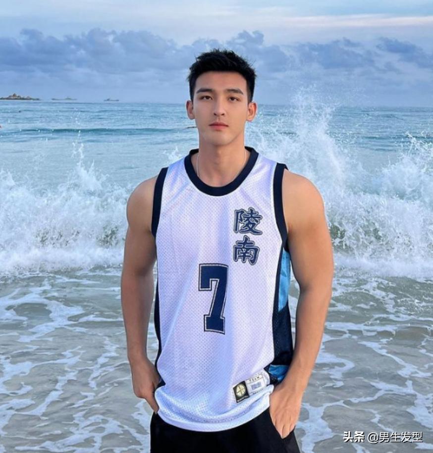 最新男生发型图片,最新男生发型图片，时尚潮流的多样展示，最新男生发型时尚潮流多样展示图片集