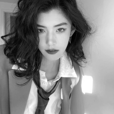 最新黑白女生头像,最新黑白女生头像流行趋势与时尚解读，最新黑白女生头像流行趋势与时尚解读，时尚解读头像背后的时尚魅力与趋势分析
